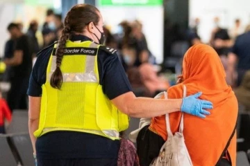 பிரித்தானியாவுக்குள் சட்டவிரோதமாக    நுழைந்தவர்களுக்கு நேர்ந்தகதி!