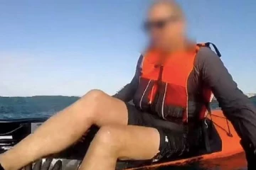 எச்சரிக்கையை மீறி கடல் பயணம்.. சிக்கிய அவுஸ்திரேலிய வீரர்! உயிரை காப்பாற்றிய வாட்ச்