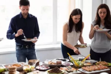 நின்று கொண்டே உணவு சாப்பிட்டால் ஏற்படும் பிரச்சினைகள் குறித்து தெரியுமா?