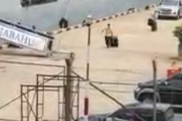 "ඝෝටා පැන් යයි.." ලෙස පවසමින් වරායෙන් වීඩියෝවක් සමාජ මාධ්‍යට (VIDEO)