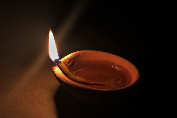 ஆண்கள் தான் வீடுகளில் விளக்கு ஏற்றுகிறீர்களா? இதை தெரிந்து கொள்ளுங்கள் | Do And Donts For Men While Lighting Diya At Home