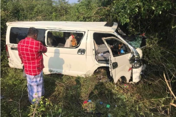 சாரதியின் கட்டுப்பாட்டை இழந்த வான் விபத்து: ஒருவர் காயம்(Photos)