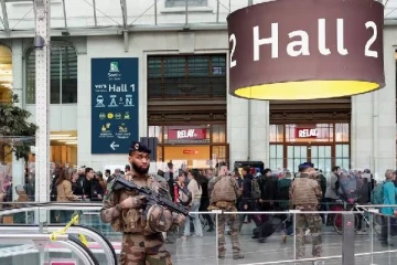 பரபரப்பான பாரிஸ் ரயில் நிலையத்தில் பயணிகளை நடுங்க வைத்த சம்பவம்: காயங்களுடன் தப்பிய மூவர்