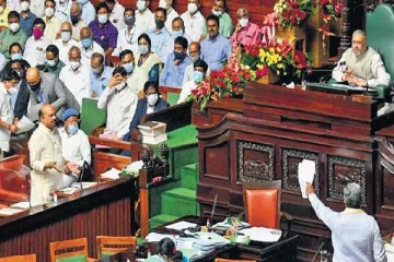 வேட்டி அவிழ்ந்தது கூட தெரியாமல் பேசிய முன்னாள் முதலமைச்சர்