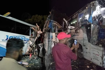 மட்டக்களப்பிலிருந்து கொழும்பு நோக்கிச் சென்ற பேருந்து விபத்து : பலர் வைத்தியசாலையில் அனுமதி