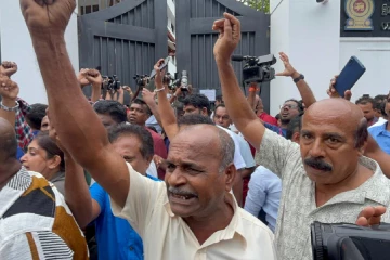 උණුසුම් තත්ත්වයක් - මහින්ද කොමිසමට පැමිණීමත් සමඟ අල්ලස් කොමිසම පාර්ශවකරුවන්ගෙන් වට වෙයි[PHOTOS]