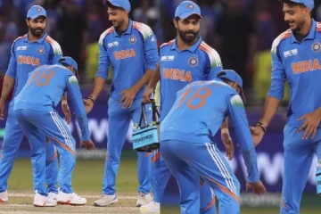 அக்சர் படேல் காலில் விழுந்த விராட்.. மைதானத்தில் நடந்த அதிர்ச்சி சம்பவம் - வைரல் வீடியோ!