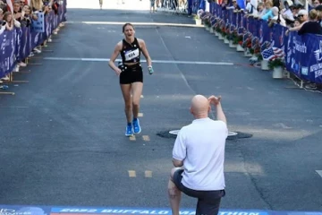 மராத்தான் போட்டியின் முடிவில் காதலிக்கு இன்ப அதிர்ச்சி கொடுத்த நபர்