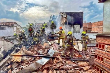 அடுக்குமாடி குடியிருப்பில் மோதி நெருப்பு கோளமான விமானம்: மொத்த பயணிகளும் பலி