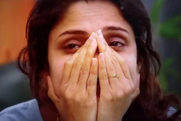 பிக் பாஸ் வீட்டில் கண்ணீர் விட்டு அழுத நடிகை.. காரணம் இந்த போட்டியாளர் தானா