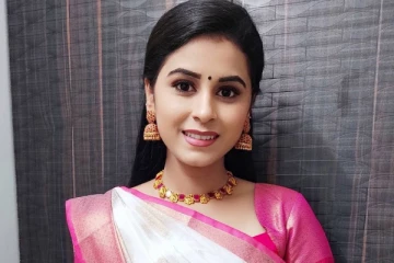 மூத்த முன்னணி பிரபலத்துடன் பாக்கியலட்சுமி சீரியல் நடிகை ரித்திகா.. யாருடன் இருக்கிறார் தெரியுமா