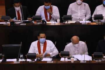 நாடாளுமன்றில் சோகமாக இருக்கும் பிரதமர் மஹிந்த? காரணத்தை வெளியிட்ட குமார வெல்கம