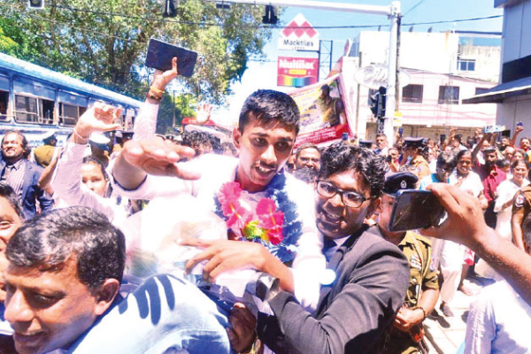 கல்கிஸ்ஸையில் சட்டத்தரணியை தாக்கிய பொலிஸ் உத்தியோகத்தருக்கு இடமாற்றம் | Police Attacked Lawyer Mount Lavinia Transferred