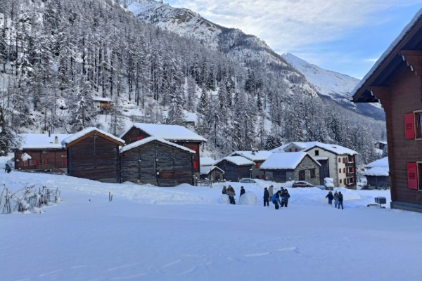 கடும் பனிப்பொழிவு காரணமாக அச்சத்தில் கடைகளை காலி செய்துவரும் சுவிஸ் மக்கள் | Valais Snow Triggers To Panic Buying கடும் பனிப்பொழிவு காரணமாக அச்சத்தில் கடைகளை காலி செய்துவரும் சுவிஸ் மக்கள் | Valais Snow Triggers To Panic Buying