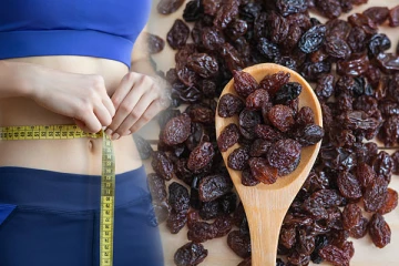 இரவு தூங்கும் முன் 5 உலர் திராட்சை சாப்பிட்டு பாருங்க! இந்த நன்மைகள் தானாகவே தேடி வருமாம்