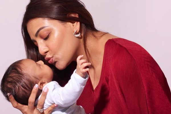 தனது மகனுடன் பாகுபலியை Recreate செய்த நடிகை காஜல் அகர்வால் ! செம வைரல் புகைப்படம்