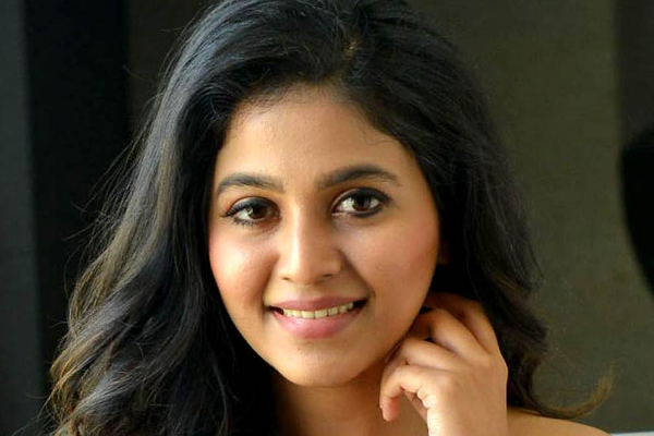 நடிகை அஞ்சலி என்ன ஆனார்! தற்போது வெளியான மிரட்டல் புகைப்படத்தால் அசந்து போன ரசிகர்கள் | Fall Movie First Look Poster Released