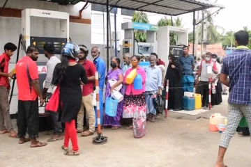 ஒரு மாதத்திற்குப் பின் புத்தள எரிபொருள் நிலையத்திற்கு கொண்டு வரப்பட்ட மண்ணெண்ணெய் (Photos)