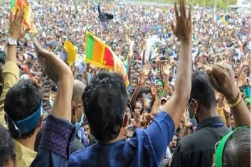 கண்டியிலிருந்து கொழும்பு நோக்கி பாரிய பாத யாத்திரை -அரசுக்கு வலுக்கும் நெருக்கடி(photo)