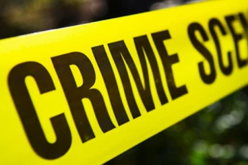 අමානුෂික ලෙස පුද්ගලයෙක්ව කපා කොටා ඝාතනය කරයි..