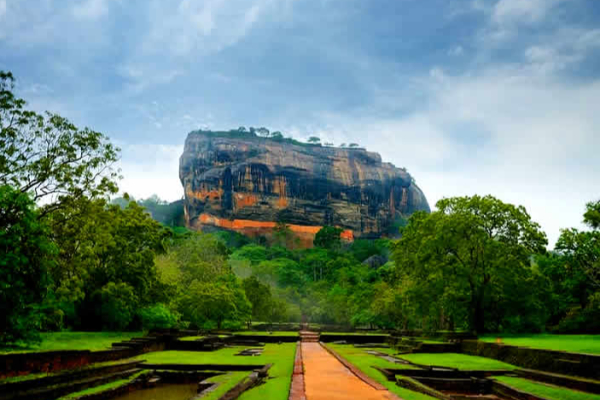 சீகிரியா சுவரில் பெயர் எழுதிய யுவதி; அதிகாரிகளால் கைது | Write Name On Sigiriya Wall Arrested