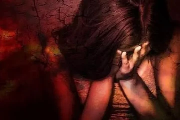 12 வயது சிறுமியை சீரழித்த கும்பல் - ஆடையின்றி ரத்தம் கசிந்த நிலையில் உதவிகேட்ட கொடூரம்!