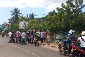 மன்னாரில் இரு மோட்டார் சைக்கிள்கள் மோதி விபத்து! இளம் தாய் காயம்
