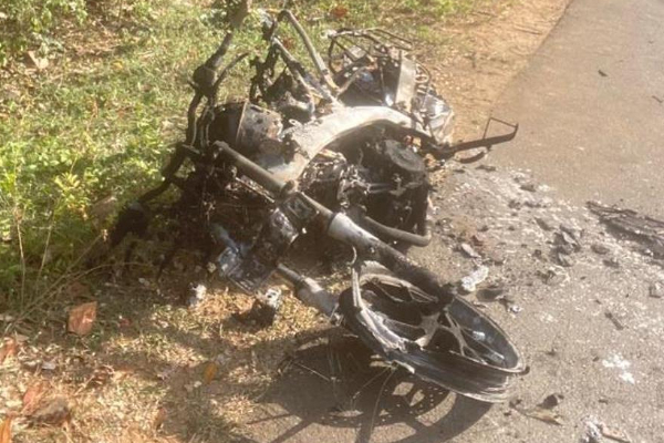யாழில் விசமிகள் செயலால் முழுதாக எரிந்த மோட்டார் சைக்கிள் | Motorcycle That Was Completely Burnt Fire