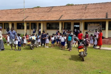 முத்துவிநாயகர் தமிழ் வித்தியாலயத்திலிருந்து மாணவர்களை வீட்டிற்கு அழைத்து சென்ற பெற்றோர் (Photos)