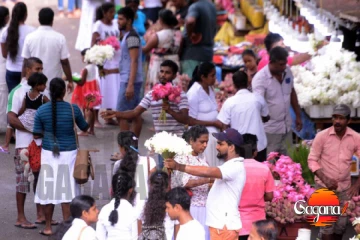 මල් පහන් විකුණන අස්සේ වෙන වෙන ඒවත් වෙනවා පූජා නගරේ අපවිත්‍ර කරාට අටමස්ථානාධිපති නාහිමි දෙසයි