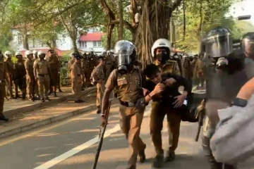 கொழும்பில் தொடரும் பதற்றம்: போராட்டக்காரர்களின் கல்வீச்சு தாக்குதலில் காயமடைந்த கலகத்தடுப்பு படைவீரர் (live)