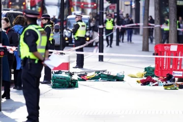 லண்டனில் பரபரப்பு; மூவர் மீது கத்திக்குத்து