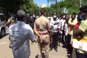 மதுரை ஆட்சியர் அலுவலகத்தை முற்றுகையிட்ட கொரோனா நோயாளிகளின் உறவினர்கள்