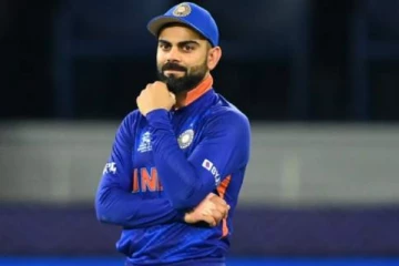 நாய்குட்டியை தன் மடியில் வைத்து கொஞ்சி விளையாடிய விராட் கோலி - வைரலாகும் புகைப்படம்...!