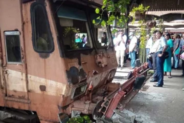 நடைமேடையில் மோதி புகையிரம் விபத்து