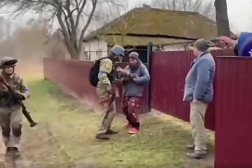 ரஷ்ய படைகளிடமிருந்து தங்கள் கிராமத்தை மீட்ட உக்ரைன் வீரர்களுக்கு உற்சாக வரவேற்பளித்த மக்கள்: மனதை மகிழவைக்கும் ஒரு வீடியோ