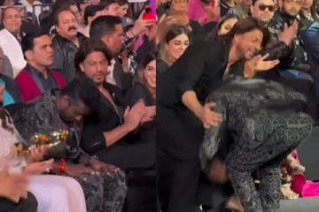 ஷாருக் கான் காலில் விழுந்த அட்லீ.. விருது விழா வீடியோ படுவைரல்