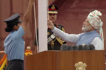 செங்கோட்டையில் தேசிய கொடியை ஏற்றினார் பிரதமர் நரேந்திர மோடி