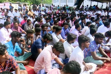 ராமேஸ்வரம் கடற்தொழிலாளர்கள் புகையிரத நிலையத்தை முற்றுகையிட்டு போராட்டம்