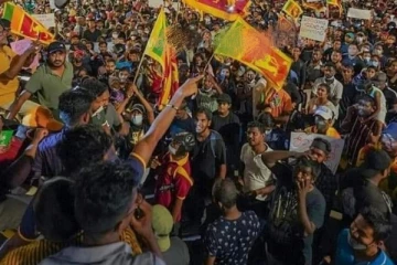 ගාලුමුවදොරට ගෝඨාභයට පක්ෂ පිරිසක් ඇතුලුවෙයි..දැඩි උණුසුම් තත්ත්වයක්.(VIDEO)