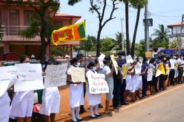 மன்னாரில் ஆர்ப்பாட்டத்தில் ஈடுபட்டுள்ள சுகாதாரத்துறையினர் (Photos)