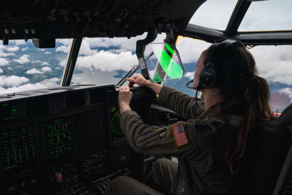 பேரிடரின் போது யாழில் தரையிறங்கிய C-130J விமானத்தின் பெண் விமானி | C 130Js Sri Lanka Ditwah Us Flight Landed Jaffna பேரிடரின் போது யாழில் தரையிறங்கிய C-130J விமானத்தின் பெண் விமானி | C 130Js Sri Lanka Ditwah Us Flight Landed Jaffna