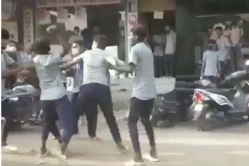 நடுரோட்டில் மாறி மாறி அடித்துக்கொண்ட மாணவர்கள்.. வைரலாகும் காட்சி