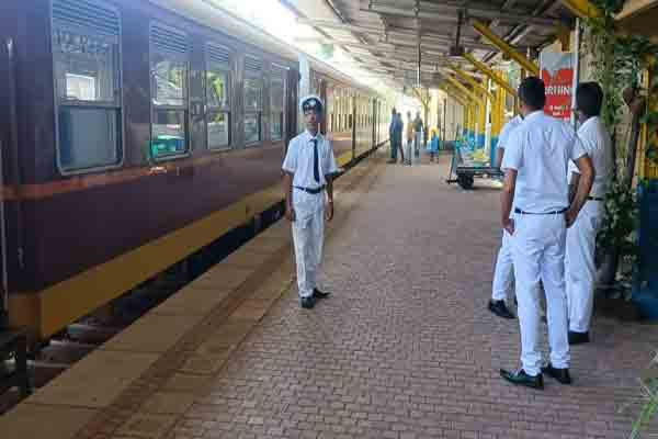 100 KMPH வேகத்தில் பயணித்த யாழ்தேவி | Yalhevi Traveling Towards Omanthai Railway Station