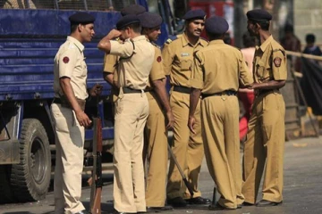 நிலத்துக்காக சொந்த குடும்பத்தையே அழித்த கொடூரம் ; நபர் தப்பியோட்டம்