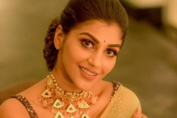 யாஷிகா ஆனந்துடன் கடற்கரையில் செல்ஃபி! இந்த இயக்குநரா! வைரலாகும் புகைப்படம்..