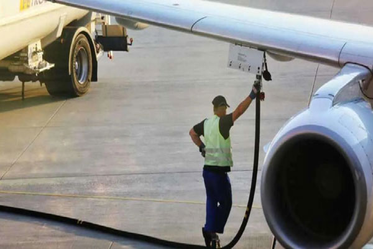 விமானங்களுக்கான எரிபொருள் கையிருப்பு தொடர்பில் வெளியான அறிவிப்பு | Jet Fuel Only For A Month