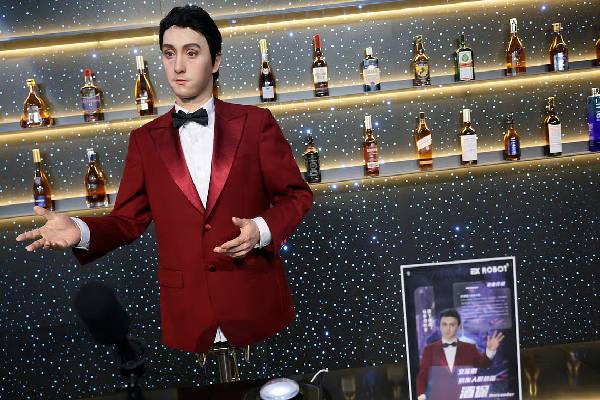China Robot Mall: உலகின் முதல் மனித உருவ ரோபோ கடை: தொழில்நுட்பத்தில் பட்டையை கிளப்பும் சீனா! | China Opens Worlds First Humanoid Robot Mall