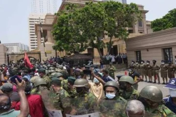 கோட்டாபய வீட்டின் முன் ஆண் ஒருவர் தற்கொலை