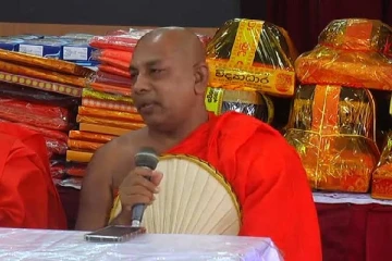 13 ஐ நடைமுறைப்படுத்தினால் கிளர்ந்தெழத் தயார் -மகிந்த முன்னிலையில் தேரர் போர்க்கொடி